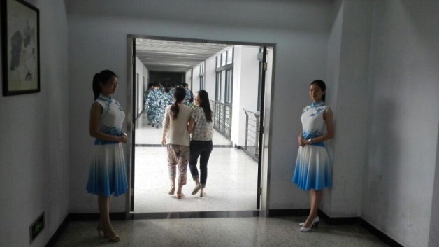 青奥会礼仪志愿者做开学典礼引导